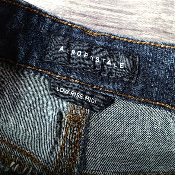 Aeropostale Womens Blue Denim Low Rise Midi Cuffed‎ Jean Shorts Size 4 - Picture 2 of 7